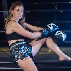 8 WAPENS Muay Thai Shorts Samurai 2.0 Cyber Zwart Groen -Boksen Winkel 8 weapons 8 wapens muay thai shorts samurai 20 cyb 3