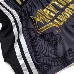 Fluory Sak Yant Tiger Muay Thai Shorts Grijs Goud MTSF98 -Boksen Winkel fluory fluory sak yant tiger muay thai shorts grij 2