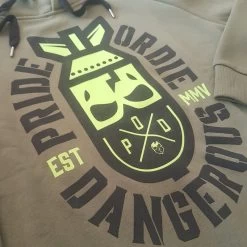 Hoodie PRiDEorDiE Dangerous Khaki -Boksen Winkel pride or die hoodie prideordie dangerous khaki 3