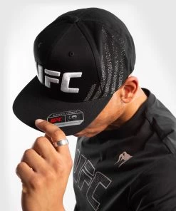 UFC Venum Authentic Fight Night Unisex Walkout Hat Zwart 11 UFC Venum Authentic Fight Night Unisex Walkout Hat Zwart -Boksen Winkel ufc venum ufc venum authentic fight night unisex w 3