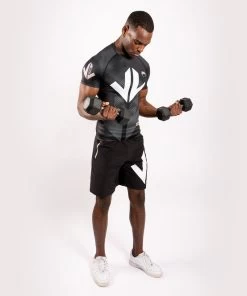 Venum Arrow Rash Guard Korte Mouw Zwart Wit -Boksen Winkel venum venum arrow rash guard korte mouw zwart wit 1