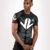 Venum Arrow Rash Guard Korte Mouw Zwart Wit 2 Venum Arrow Rash Guard Korte Mouw Zwart Wit -Boksen Winkel venum venum arrow rash guard korte mouw zwart wit