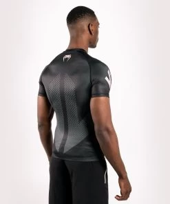 Venum Arrow Rash Guard Korte Mouw Zwart Wit -Boksen Winkel venum venum arrow rash guard korte mouw zwart wit 2