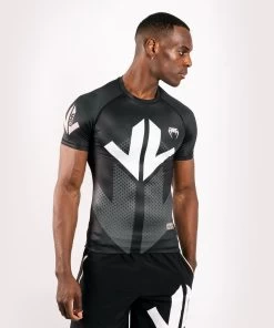 Venum Arrow Rash Guard Korte Mouw Zwart Wit -Boksen Winkel venum venum arrow rash guard korte mouw zwart wit 6