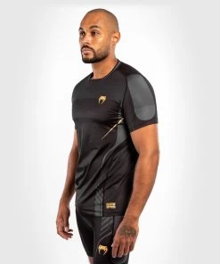 Venum Athletics Dry Tech T-shirt Zwart Goud -Boksen Winkel venum venum athletics dry tech t shirt zwart goud 2