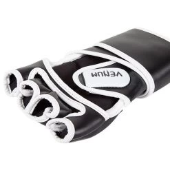 Venum Challenger MMA Handschoenen Zwart Wit -Boksen Winkel venum venum challenger mma handschoenen zwart wit 6
