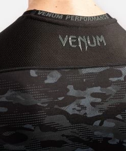 Venum Defender Rash Guard L/S Dark Camo Heren -Boksen Winkel venum venum defender rash guard l s dark camo here 1