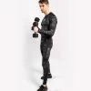 Venum Defender Rash Guard L/S Dark Camo Heren -Boksen Winkel venum venum defender rash guard l s dark camo here