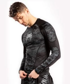Venum Defender Rash Guard L/S Dark Camo Heren -Boksen Winkel venum venum defender rash guard l s dark camo here 2