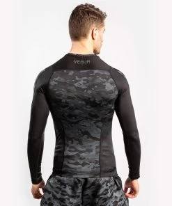 Venum Defender Rash Guard L/S Dark Camo Heren -Boksen Winkel venum venum defender rash guard l s dark camo here 3