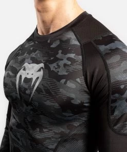 Venum Defender Rash Guard L/S Dark Camo Heren -Boksen Winkel venum venum defender rash guard l s dark camo here 4