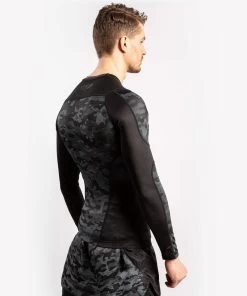 Venum Defender Rash Guard L/S Dark Camo Heren -Boksen Winkel venum venum defender rash guard l s dark camo here 5