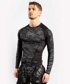 Venum Defender Rash Guard L/S Dark Camo Heren -Boksen Winkel venum venum defender rash guard l s dark camo here 6