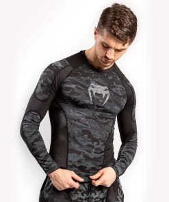 Venum Defender Rash Guard L/S Dark Camo Heren -Boksen Winkel venum venum defender rash guard l s dark camo here 7