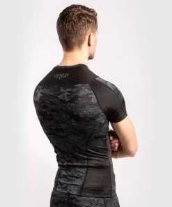 Venum Defender Rash Guard S/S Dark Camo Heren -Boksen Winkel venum venum defender rash guard s s dark camo here 1