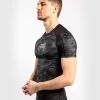 Venum Defender Rash Guard S/S Dark Camo Heren 1 Venum Defender Rash Guard S/S Dark Camo Heren -Boksen Winkel venum venum defender rash guard s s dark camo here