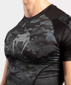 Venum Defender Rash Guard S/S Dark Camo Heren -Boksen Winkel venum venum defender rash guard s s dark camo here 5
