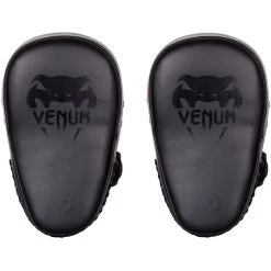 Venum Elite Small Kick Pads Zwart Op Zwart -Boksen Winkel venum venum elite small kick pads zwart op zwart 2