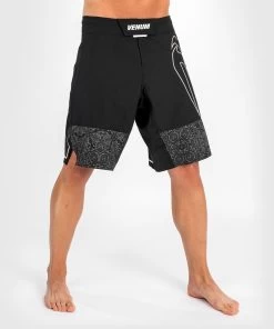 Venum Fightshort Light 4.0 Zwart Wit -Boksen Winkel venum venum fightshort light 40 zwart wit 1
