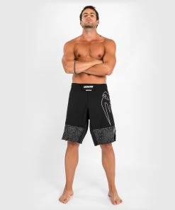 Venum Fightshort Light 4.0 Zwart Wit -Boksen Winkel venum venum fightshort light 40 zwart wit 5