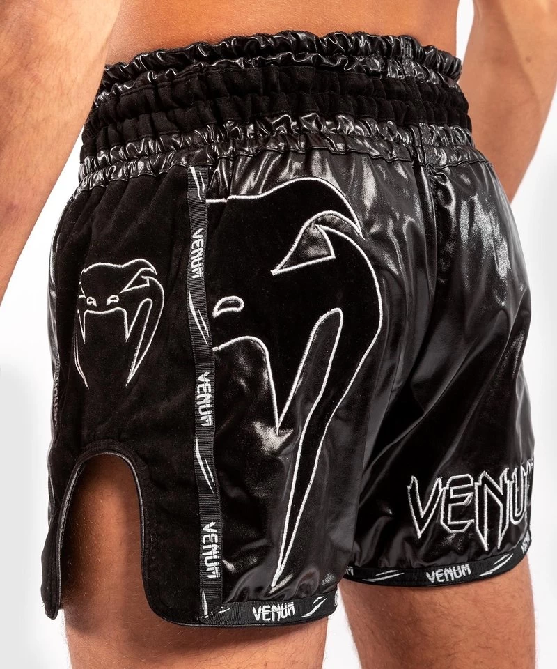 Venum GIANT INFINITE Muay Thai Kickboks Broekje Zwart Zwart 7 Venum GIANT INFINITE Muay Thai Kickboks Broekje Zwart Zwart - Afbeelding 5