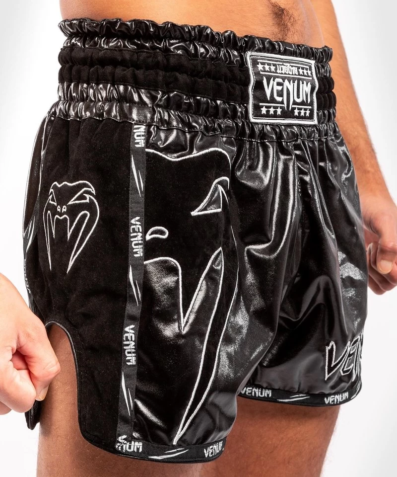 Venum GIANT INFINITE Muay Thai Kickboks Broekje Zwart Zwart 8 Venum GIANT INFINITE Muay Thai Kickboks Broekje Zwart Zwart - Afbeelding 6