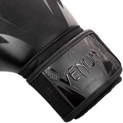 Venum Impact Kickboxing Bokshandschoenen Zwart Zwart -Boksen Winkel venum venum impact kickboxing bokshandschoenen zwa 2