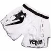 Venum Kickboks Broekjes Giant Wit Zwart Thaiboks Kleding -Boksen Winkel venum venum kickboks broekjes giant wit zwart thai