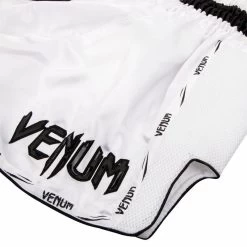 Venum Kickboks Broekjes Giant Wit Zwart Thaiboks Kleding -Boksen Winkel venum venum kickboks broekjes giant wit zwart thai 2