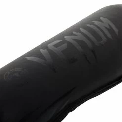 Venum Kickboks Scheenbeschermers Challenger Matte Black -Boksen Winkel venum venum kickboks scheenbeschermers challengerm 1