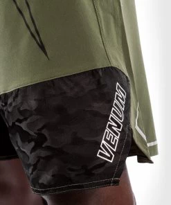 Venum Light 4.0 Fight Shorts Khaki Zilver Venum Fightwear -Boksen Winkel venum venum light 40 fight shorts khaki zilver ven 2