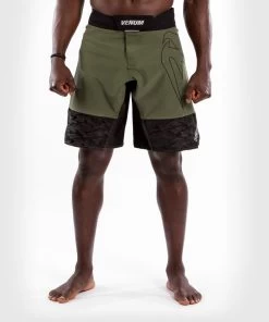 Venum Light 4.0 Fight Shorts Khaki Zilver Venum Fightwear -Boksen Winkel venum venum light 40 fight shorts khaki zilver ven 9