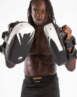 Venum Light Kick Pads 2.0 Skintex Leer Zwart Wit - Per Paar -Boksen Winkel venum venum light kick pads 20 skintex leer zwart 3