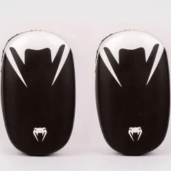 Venum Light Kick Pads 2.0 Skintex Leer Zwart Wit - Per Paar -Boksen Winkel venum venum light kick pads 20 skintex leer zwart 9