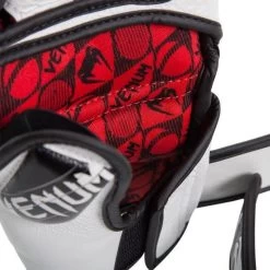 Venum MMA Handschoenen Undisputed 2.0 Zwart Wit MMA Gloves 11 Venum MMA Handschoenen Undisputed 2.0 Zwart Wit MMA Gloves -Boksen Winkel venum venum mma handschoenen undisputed 20 zwart w 3