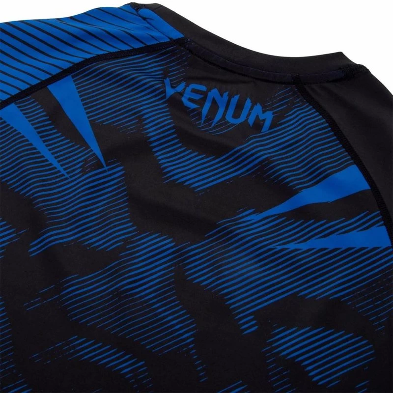 Venum NOGI 2.0 Rashguard S/S Zwart Blauw Vechtsport Winkel 4 Venum NOGI 2.0 Rashguard S/S Zwart Blauw Vechtsport Winkel - Afbeelding 2
