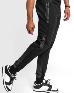 Venum OKINAWA 3.0 Joggers Joggingbroek Zwart Rood -Boksen Winkel venum venum okinawa 30 joggers joggingbroek zwart 2