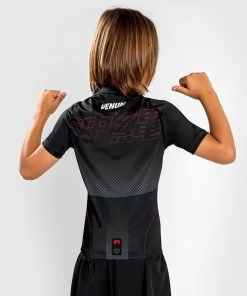 Venum OKINAWA 3.0 Rash Guard Kids Zwart Rood -Boksen Winkel venum venum okinawa 30 rash guard kids zwart rood 4