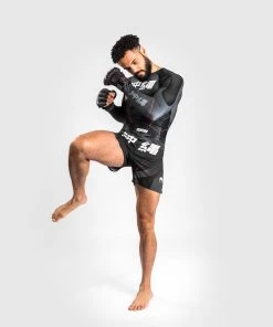 Venum OKINAWA 3.0 Rash Guard L/S Zwart Rood -Boksen Winkel venum venum okinawa 30 rash guard l s zwart rood 1