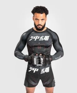 Venum OKINAWA 3.0 Rash Guard L/S Zwart Rood -Boksen Winkel venum venum okinawa 30 rash guard l s zwart rood 3