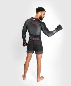 Venum OKINAWA 3.0 Rash Guard L/S Zwart Rood -Boksen Winkel venum venum okinawa 30 rash guard l s zwart rood 4