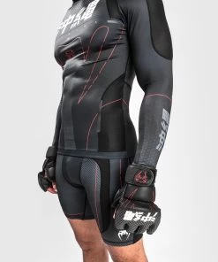 Venum OKINAWA 3.0 Rash Guard L/S Zwart Rood -Boksen Winkel venum venum okinawa 30 rash guard l s zwart rood 5