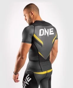 Venum ONE FC Impact Rashguard S/S Grijs Geel -Boksen Winkel venum venum one fc impact rashguard s s grijs geel 2