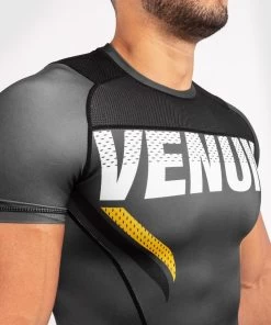 Venum ONE FC Impact Rashguard S/S Grijs Geel -Boksen Winkel venum venum one fc impact rashguard s s grijs geel 3