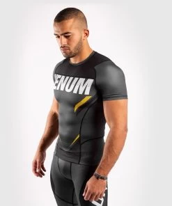 Venum ONE FC Impact Rashguard S/S Grijs Geel -Boksen Winkel venum venum one fc impact rashguard s s grijs geel 4