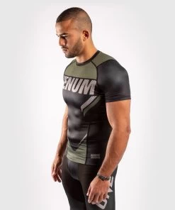 Venum ONE FC Impact Rashguard S/S Zwart Kaki -Boksen Winkel venum venum one fc impact rashguard s s zwart kaki 1