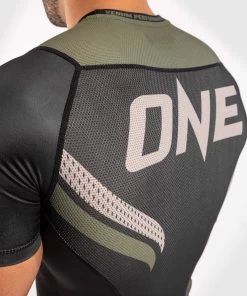 Venum ONE FC Impact Rashguard S/S Zwart Kaki -Boksen Winkel venum venum one fc impact rashguard s s zwart kaki 2