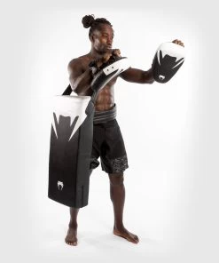 Venum Satchel Kick Shield Zwart Wit 11 Venum Satchel Kick Shield Zwart Wit -Boksen Winkel venum venum satchel kick shield zwart wit 3