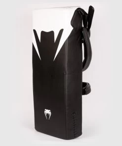 Venum Satchel Kick Shield Zwart Wit 12 Venum Satchel Kick Shield Zwart Wit -Boksen Winkel venum venum satchel kick shield zwart wit 4