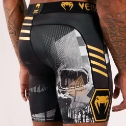 Venum Skull Compression Shorts Zwart Goud -Boksen Winkel venum venum skull compression shorts zwart goud 2